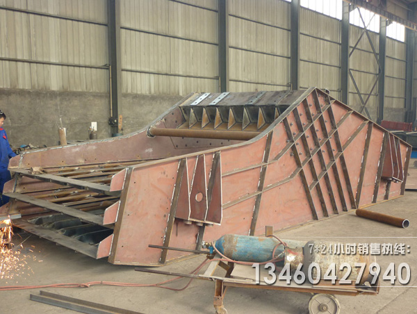 振動電機式重型礦用振動篩生產(chǎn)現(xiàn)場圖片展示