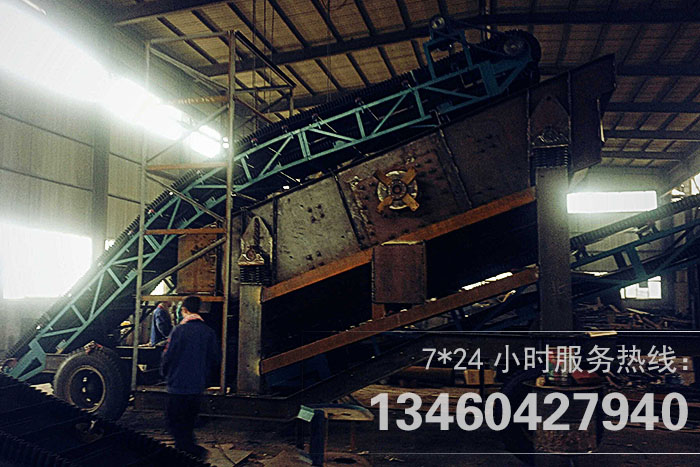 移動篩分機(jī)實(shí)拍現(xiàn)場