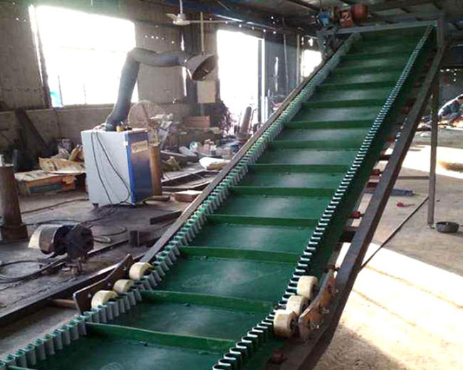 砂石皮帶輸送機多少錢一下，材質(zhì)一樣嗎？