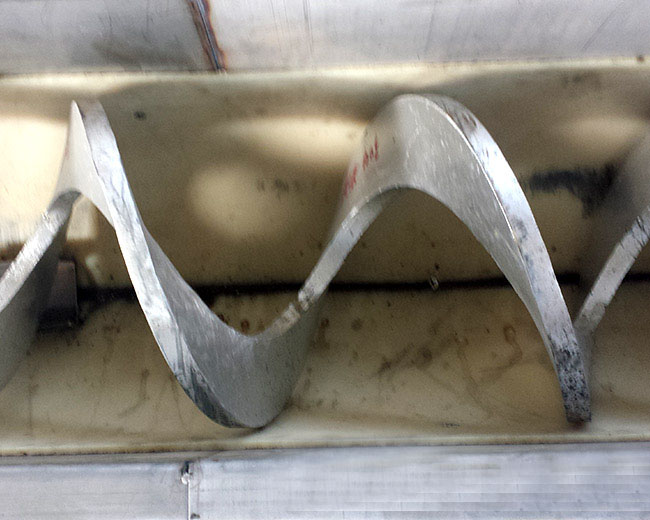 不銹鋼螺旋輸送機葉片撕裂、軸裂縫、軸段斷裂處理