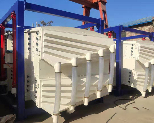 石油壓裂砂選用方形<a href='http://m.qmudjdg.cn/sfsx/ybs.html' title='搖擺篩' target='_blank'>搖擺篩</a>才能滿足要求