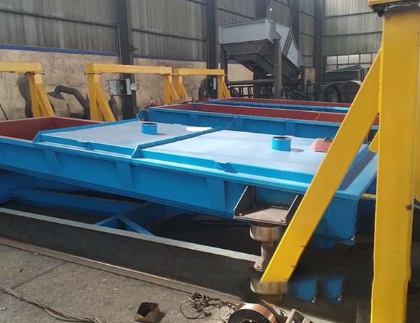 尿素、土壤有機(jī)肥篩分機(jī)使用的是一種篩機(jī)