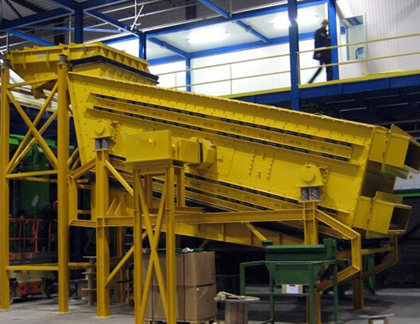 機(jī)制砂振動篩需要根據(jù)砂子的用途選用不同的篩砂機(jī)