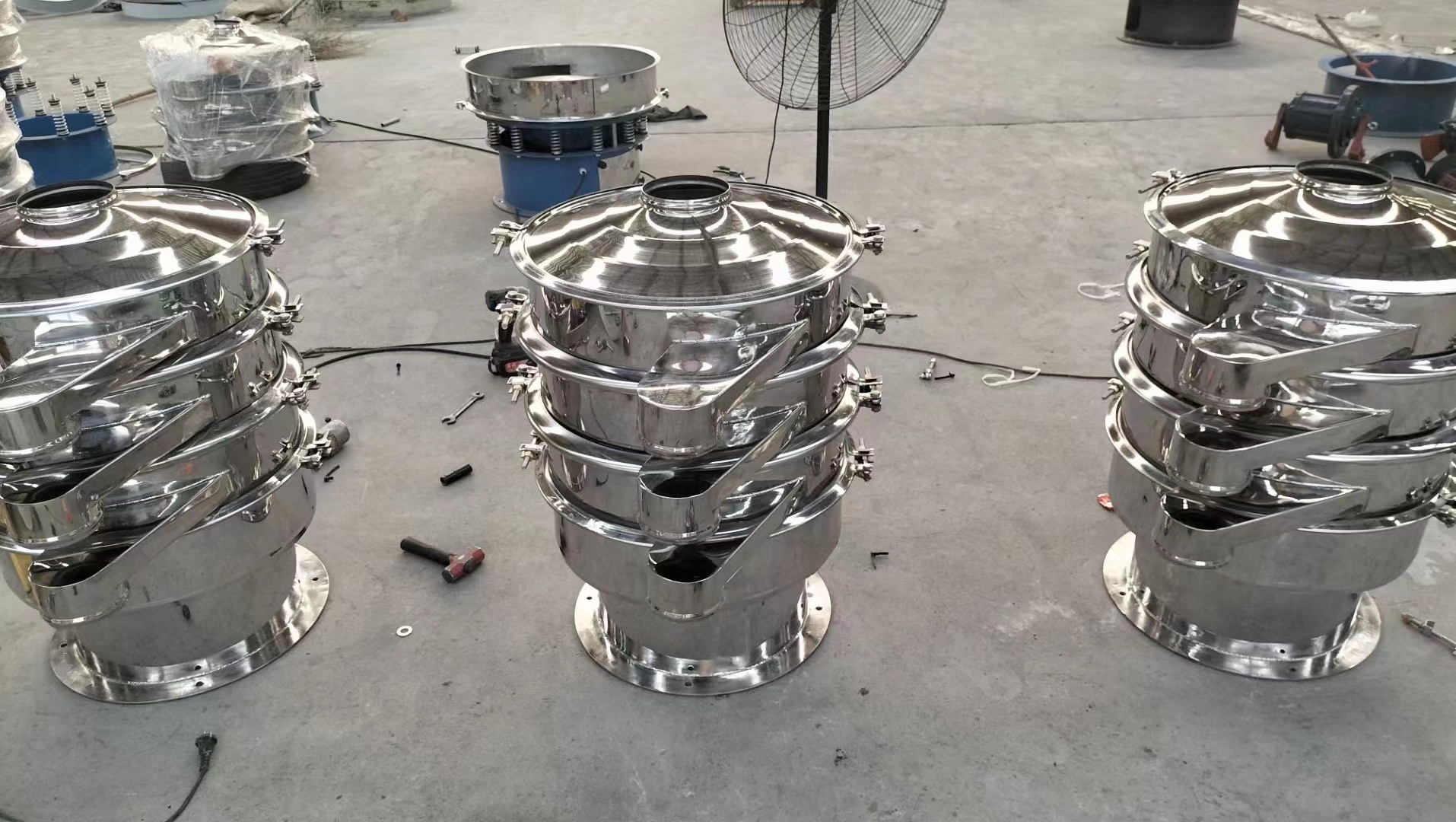 日產(chǎn)10噸陶瓷粉振動篩價格是多少？選哪個型號設(shè)備合適？